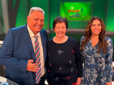 Moderatoren Michael Thürnau und Jule Gölsdorf mit der Gewinnerin.