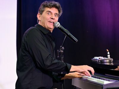 Roger Stein begeisterte das Publikum mit seinem neuen Programm „Ist es nicht schön hier“ – am Klavier und mit viel Humor.
