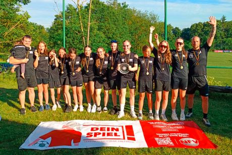 Mit dem Meisterteller in den Händen bejubelten die Fußball D-Juniorinnen der JSG im Innerstetal auf dem Elber Berg in Groß Elbe ihren Gewinn in der Nordharzmeisterschaft zurecht.