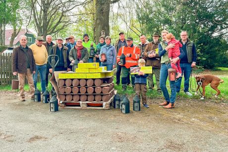 Die Ortsnaturschutzbeauftragten mit fleißigen Helfern der Aktion „Saubere Landschaft“ aus der Ortschaft Feldbergen mit den gelieferten Nistkästen.