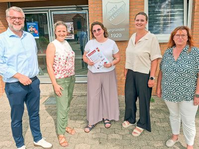 Von links: Fabian von Berg mit Julia Daseke, Maike Evers, Diana Umlauf und Nicol Boldt vor dem Eingang der Kemmer Turnhalle.