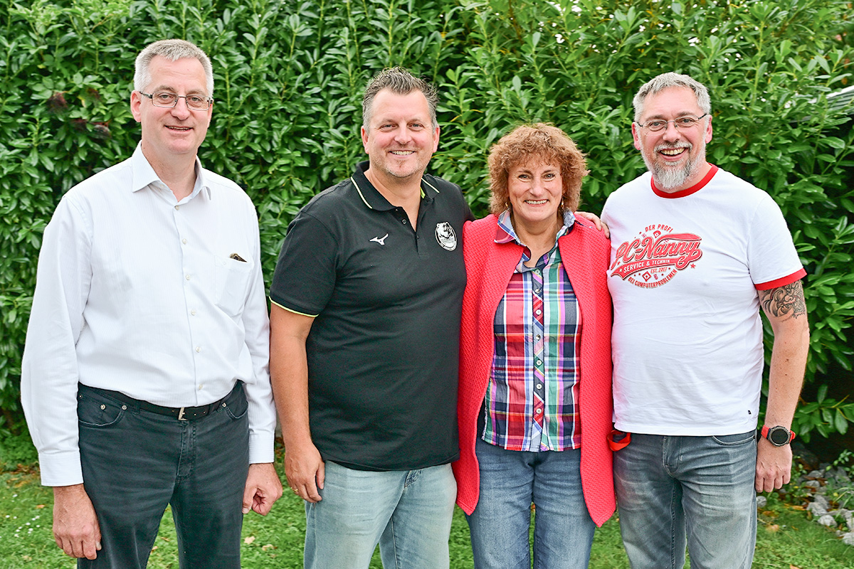Vorstandsmitgieder der Unternehmer vor Ort e.V. mit ihrem Gast (von links): Alfred Engelke (1. Vorsitzender), Sascha Kucera (Helios GRIZZLYS), Marion Harstick (Schriftführerin) und Sascha Lembke (2. Vorsitzender).