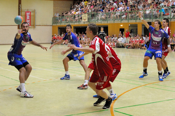 Die HSV-Stars zeigten jede Menge Kabinettstückchen und lieferten eine tolle Handball-Show ab.