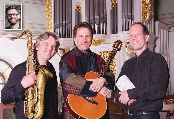 Clemens Bittlinger (Mitte) wird auch in Dinklar wieder von seinen wunderbaren Musikerfreunden Matthias Dörsam (links) und David Plüss begleitet. David Kandert (kleines Foto) ist ebenfalls mit von der Partie.