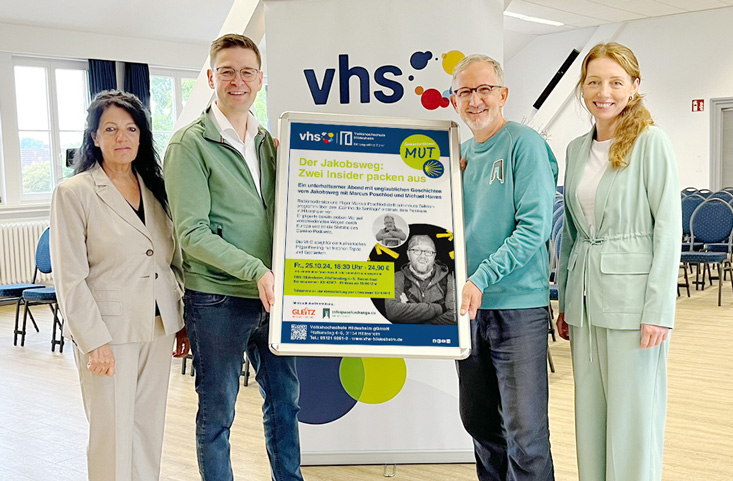 Freuen sich auf einen unterhaltsamen Abend mit Podcaster und Radiomoderator Marcus Poschlod im Riedel-Saal der Hildesheimer Volkshochschule: Teresa Morales (VHS), Oliver Kroll (Gleitz Verlag), Dozent Michael Harms (safespaceforchange.de) und Svitlana Albers-Makedonska (VHS).