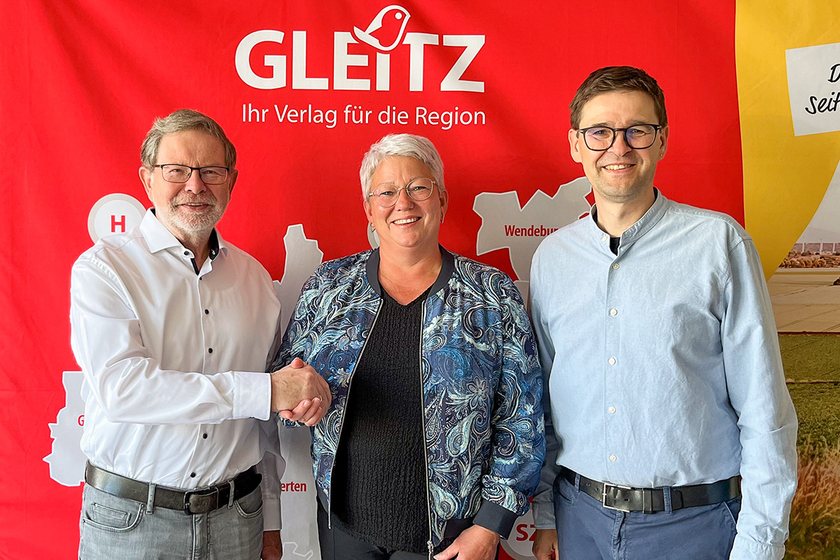 Die Freude über den Start der neuen Zeitung für die Gemeinde Nordstemmen ist groß: Geschäftsführer Karl-Heinz Gleitz (links), Bürgermeisterin Nicole Dombrowski sowie der Technische Leiter Oliver Kroll setzen auf eine vertrauensvolle Zusammenarbeit und eine starke lokale Berichterstattung mit aktuellen Informationen für die Bürgerinnen und Bürger vor Ort.