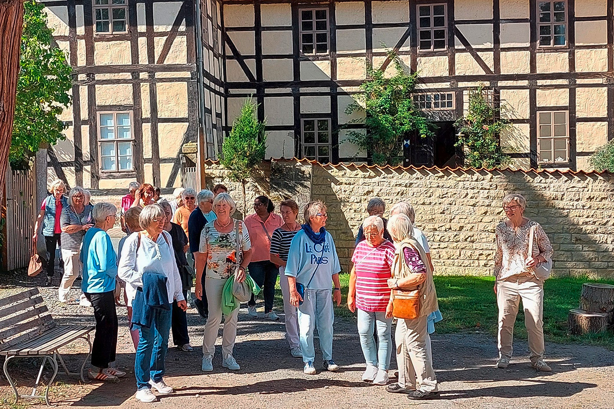 Die Wülfinger Landfrauen vor der Fayence Manufaktur.