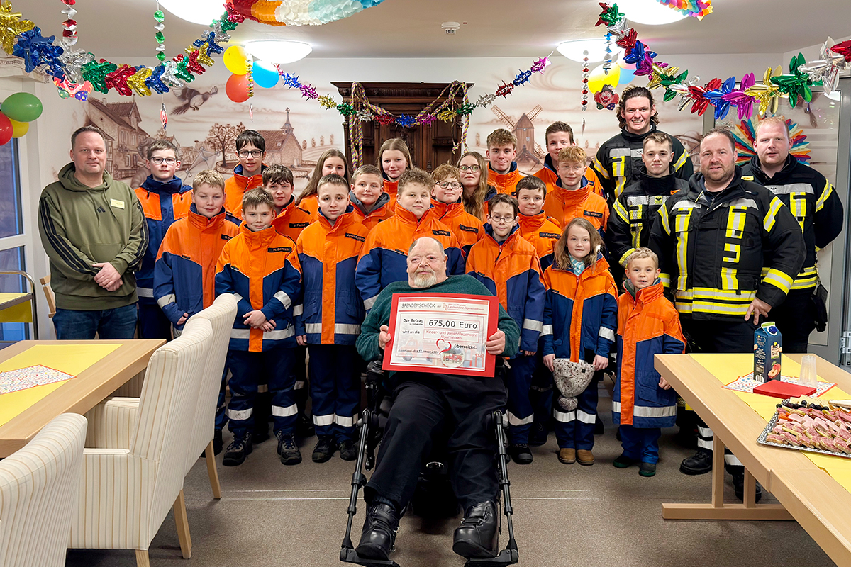 Jugendfeuerwehr Algermissen bei der Spendenübergabe in der Landresidenz.