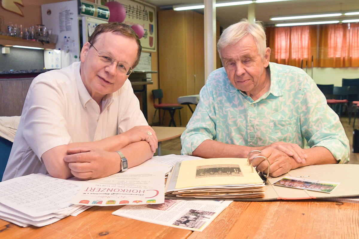Chorleiter Lothar Wedekind (links) und Kassenwart Wilhelm Grefe blättern in alten Unterlagen und bereiten das geplante Konzert vor.