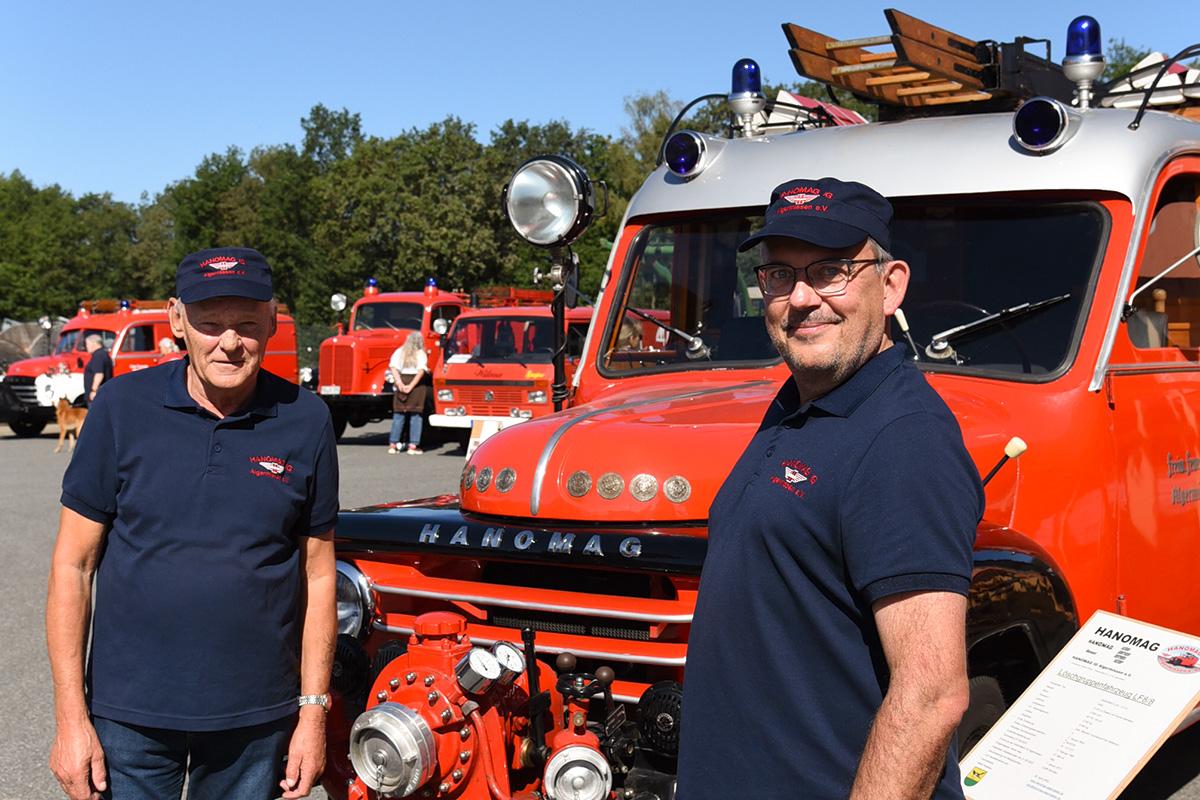 Reinhard Rapmund und Elmar Schillon von der HANOMAG IG stellen das erste motorisierte Löschgruppenfahrzeug, den HANOMAG L28 LL8/8 einer breiten Öffentlichkeit vor.