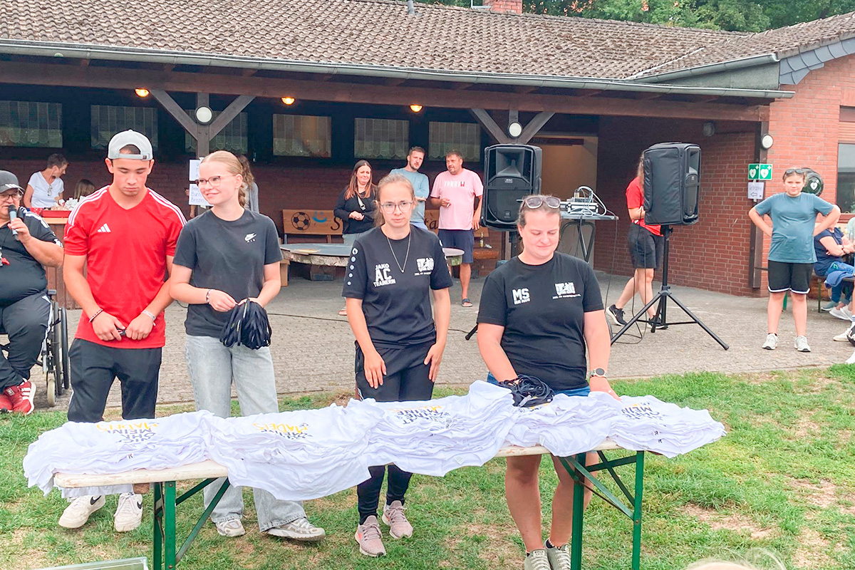 Ann Christin Lohse (zweite von rechts) gab mit ihrer Helfercrew die T-Shirts aus. 