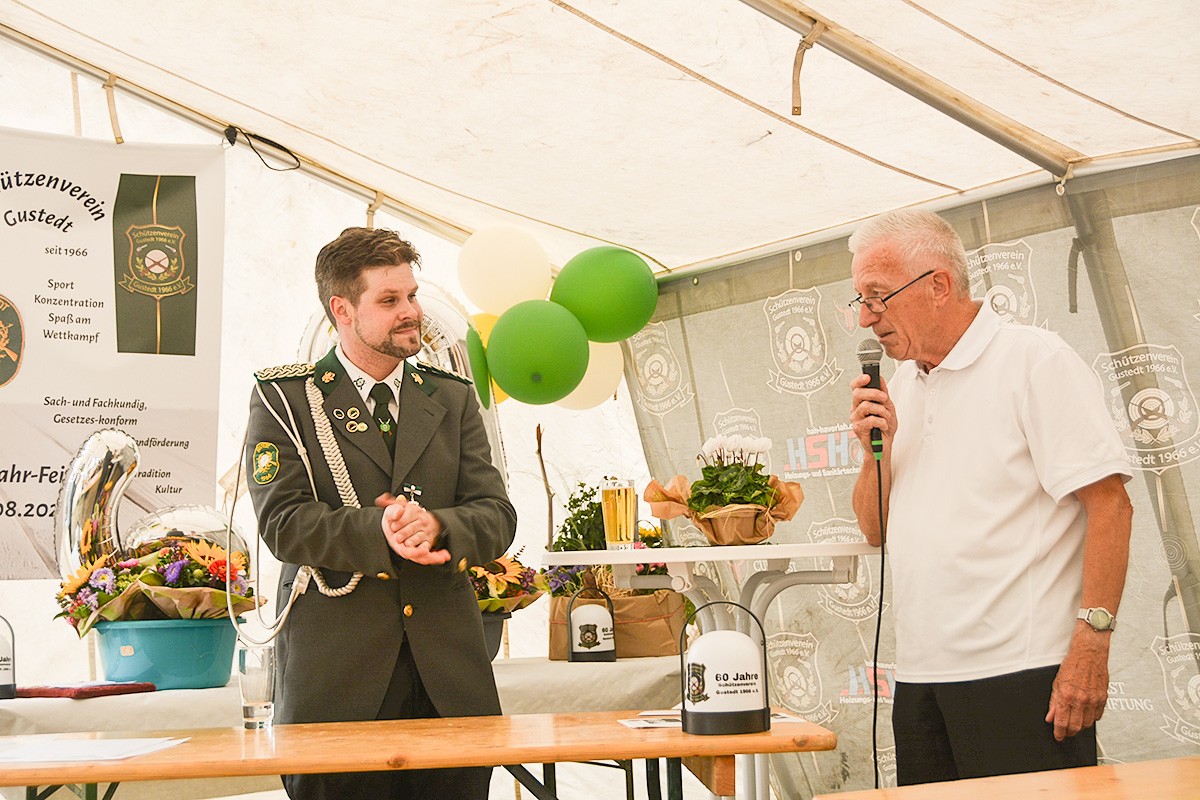 Bürgermeister Vree gratuliert Hagen.