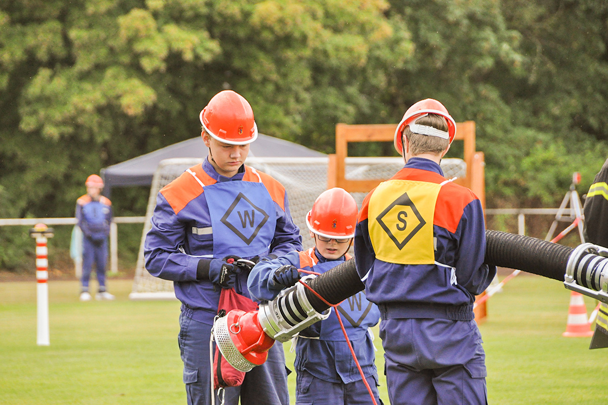 Groß und Klein arbeiten Hand in Hand.