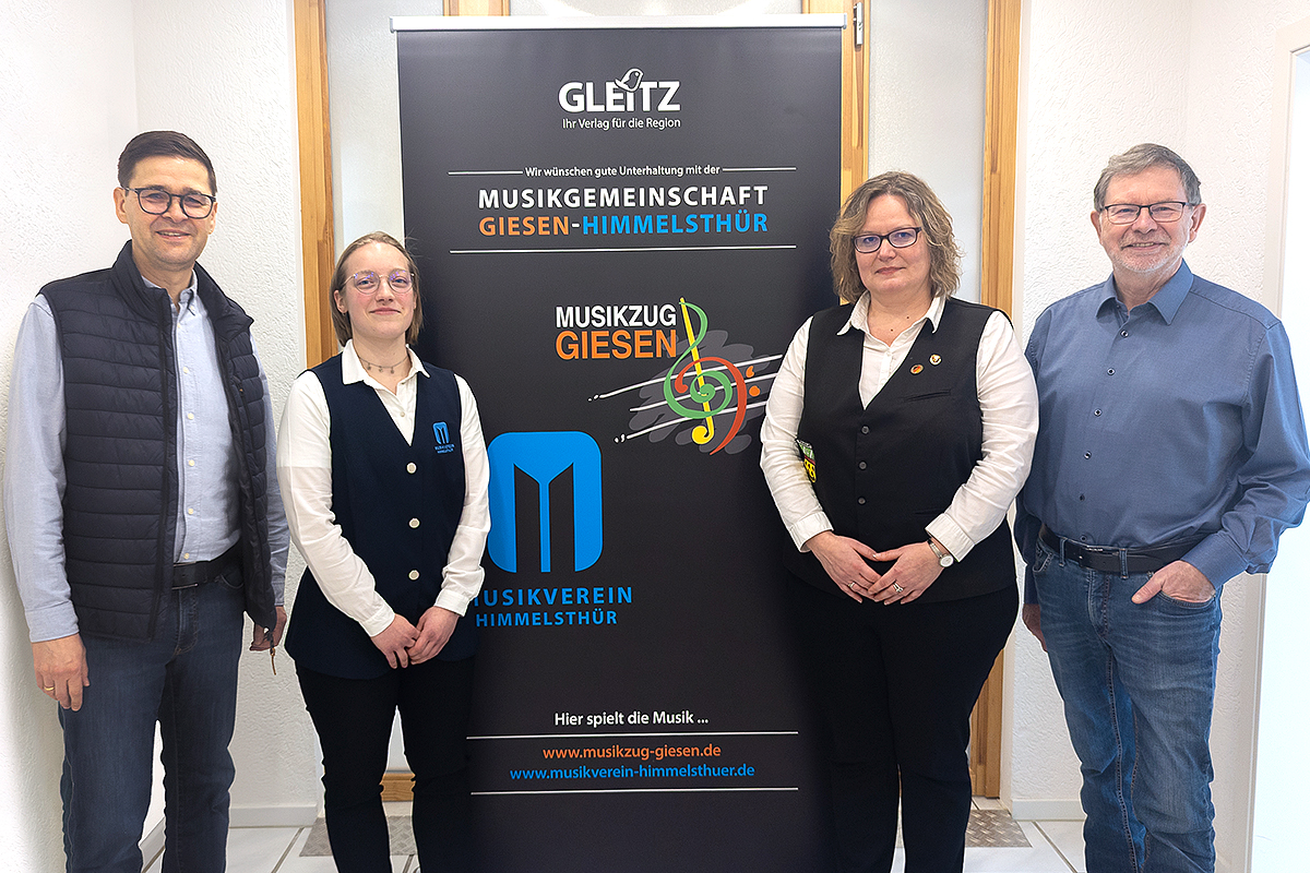 Oliver Kroll, Mareile Narzynski, Daniela Rak und Karl-Heinz Gleitz freuen sich auf die neue Kooperation und präsentieren stolz die neuen Banner der Musik-Gemeinschaft Giesen-Himmelsthür.