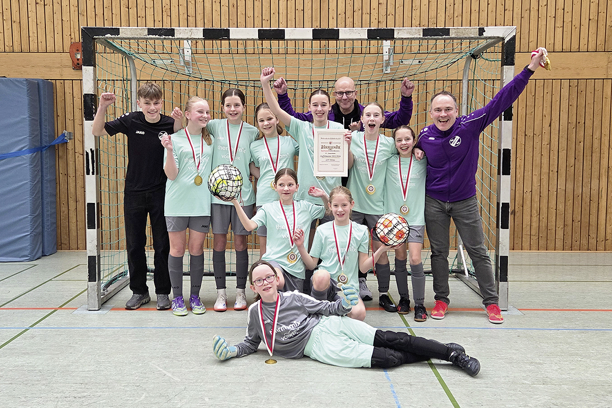 Die Mädchen und das Trainerteam der D-Juniorinnen freuen sich über die gewonnene Hallenkreismeisterschaft.