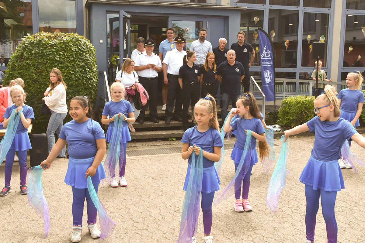 Eine Tanzgruppe der Harsumer Grundschule bei der Eröffnung des Schulfestes.