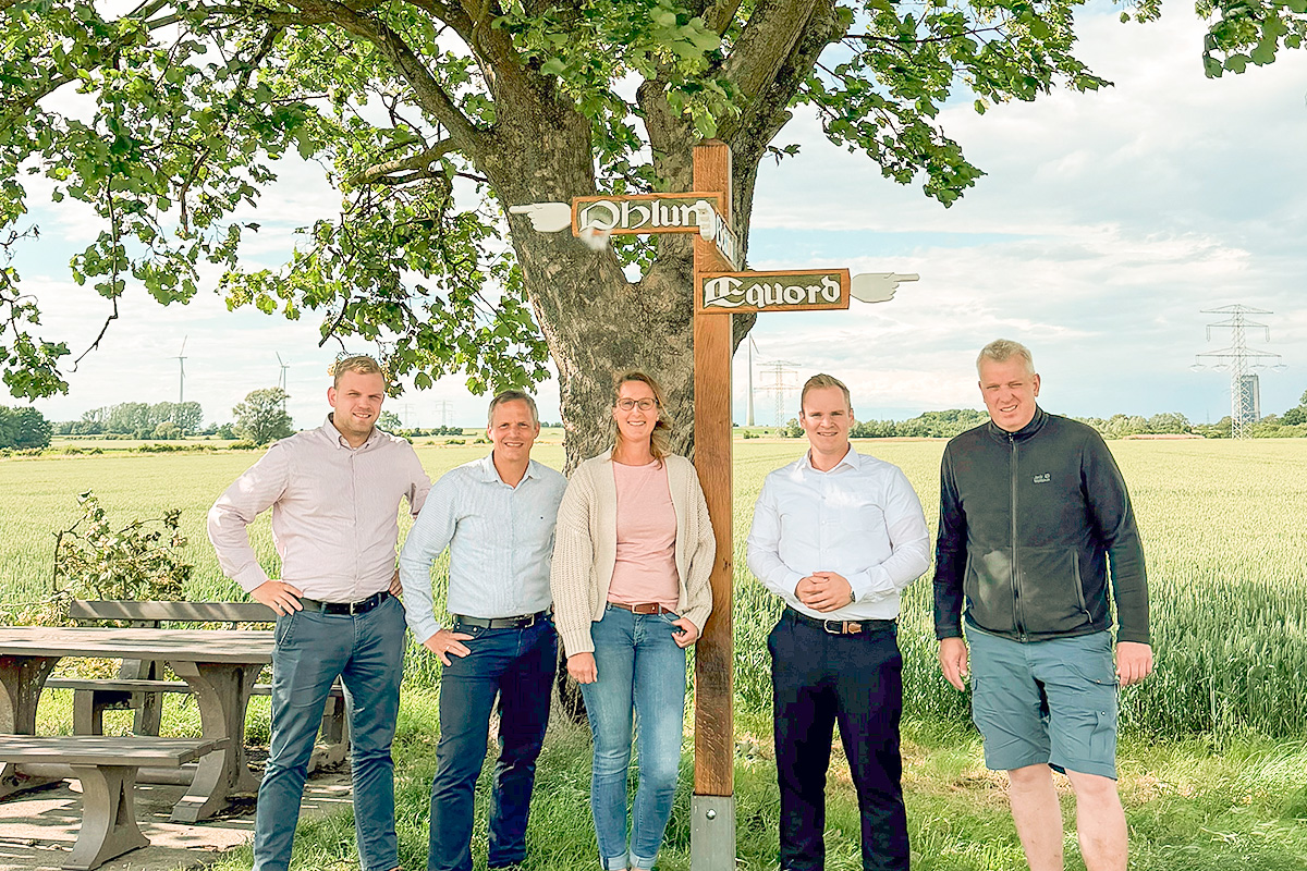 Erik Jürgens, Sebastian Hebbelmann und Anna König mit Melvin Behrens von der Sparkasse Hohenhameln sowie Torben Sievers (von links) nach der Aufstellung der Handweiser.