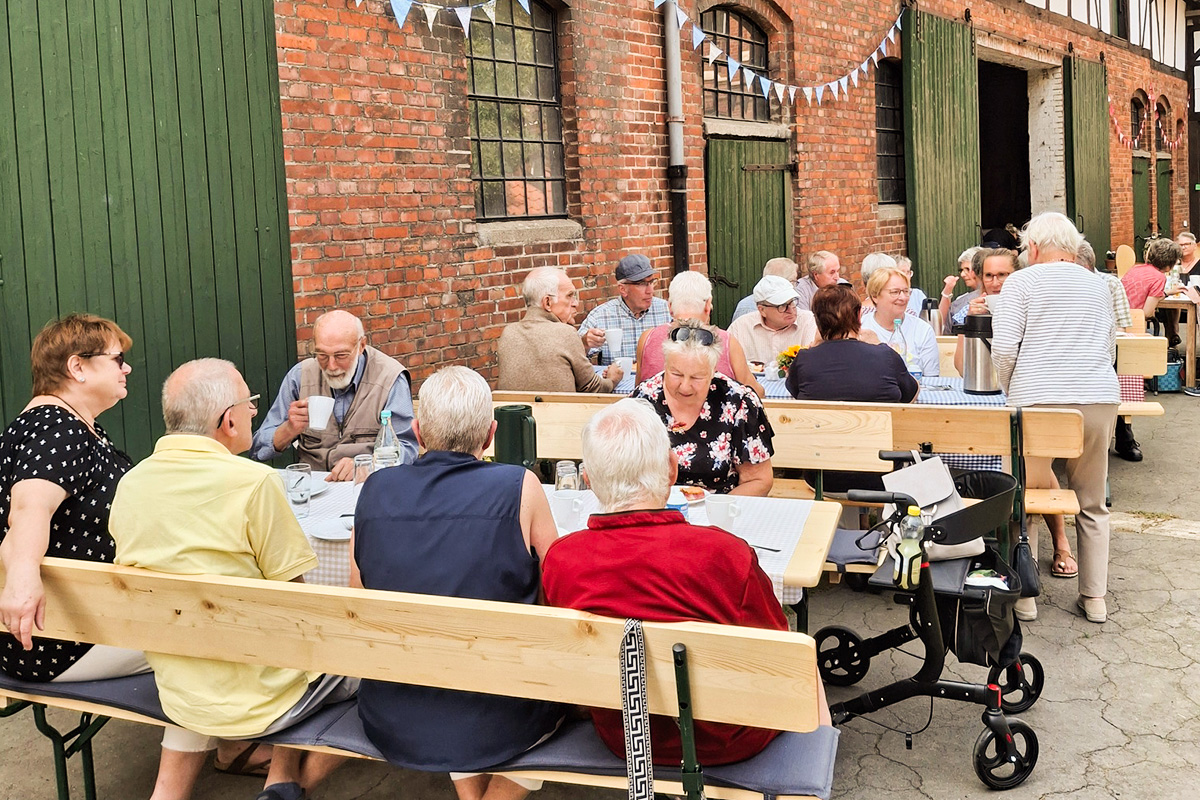Senioren-Kaffeeklatsch bei Hof König.