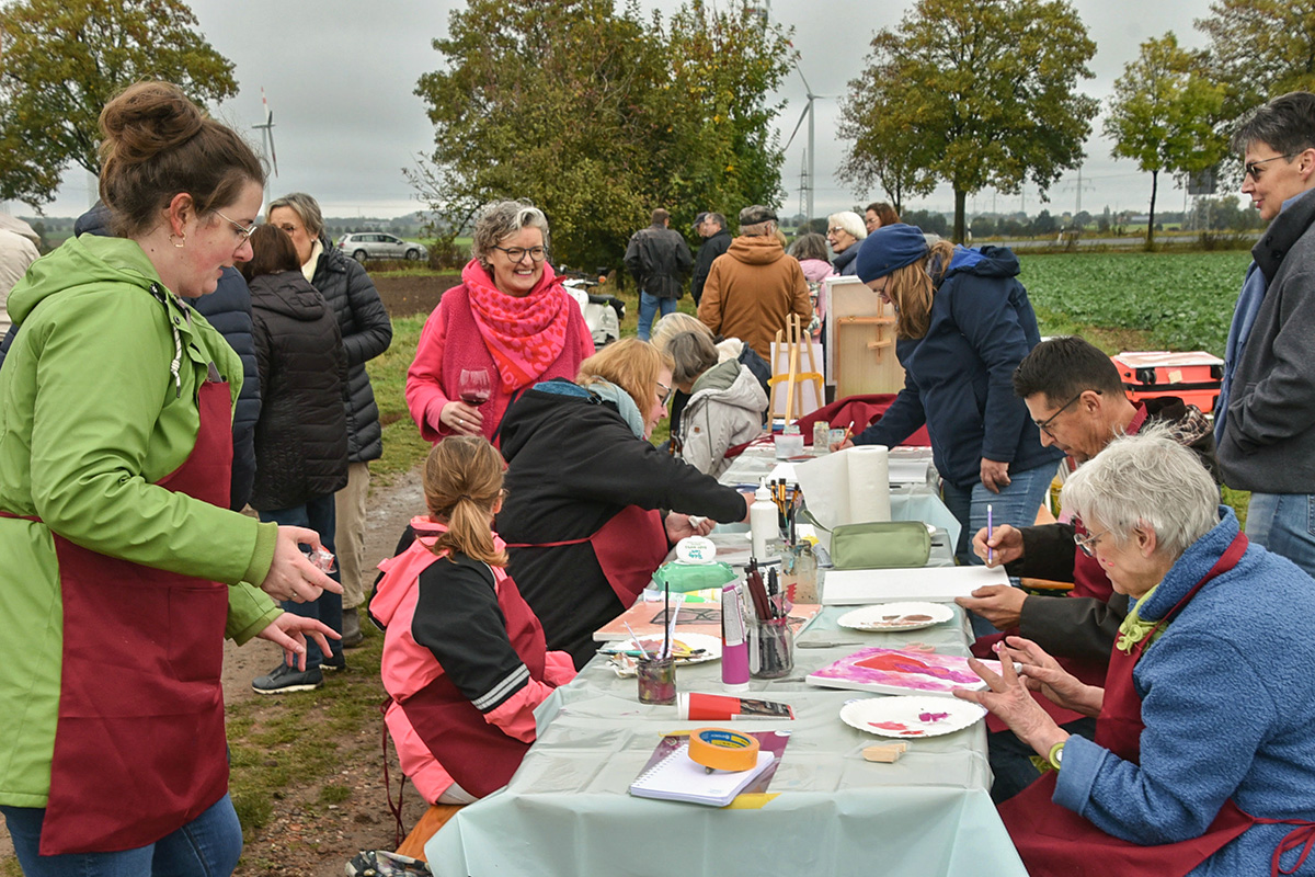 Unter Anleitung von Malerin Diane Stutzki (links) malten mehrere Besucher in kurzer Zeit ein Gemälde von der großen Statue.