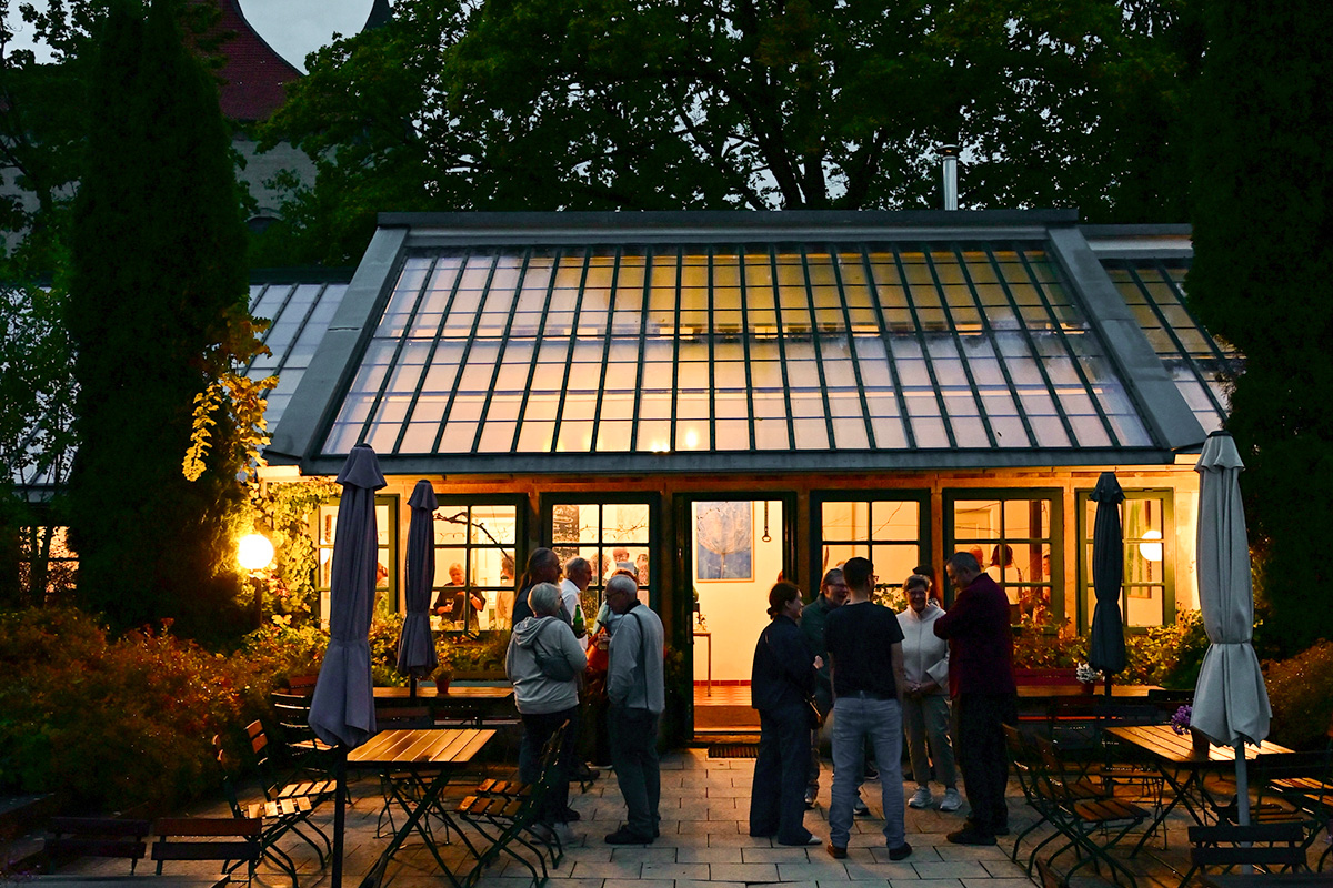 Das Glashaus in Derneburg bot den passenden Rahmen für einen stimmungsvollen Kulturabend mit Roger Stein.