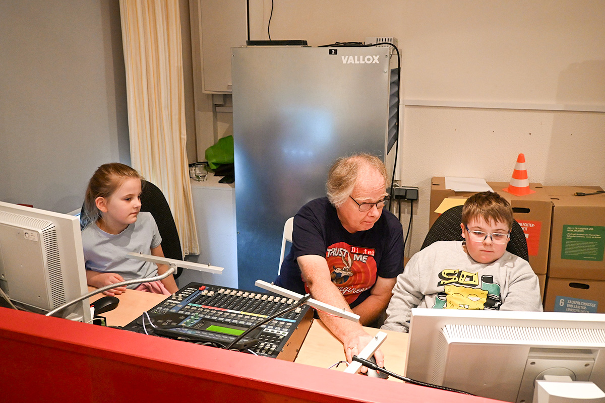 Dieter Piepenbrink (Firlefanz) mit zwei technikbegeisterten Kindern bei Licht und Ton.