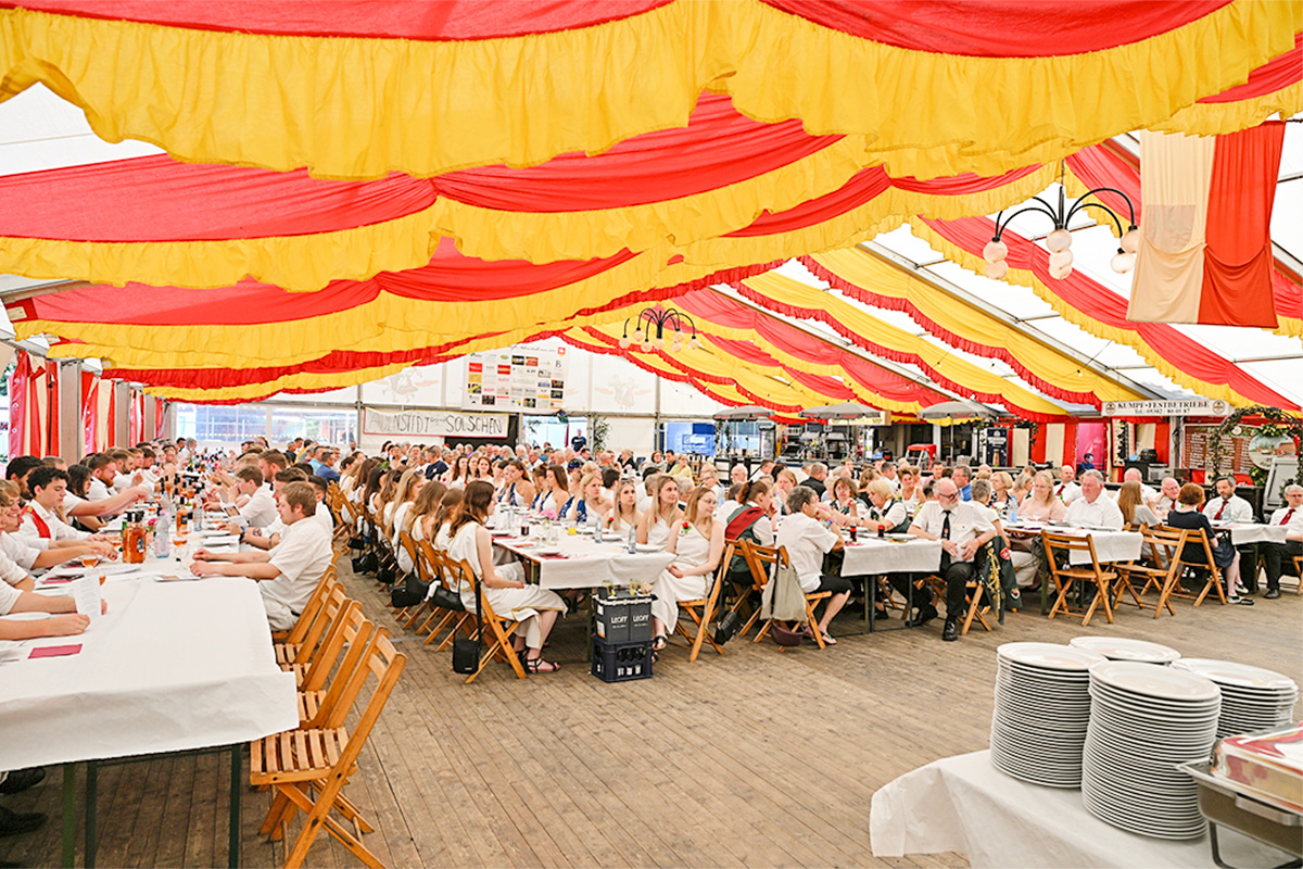 Beim Adensteder Schützenfest wurde gelacht, mitgeklatscht, fröhlich gestampft und getrampelt.