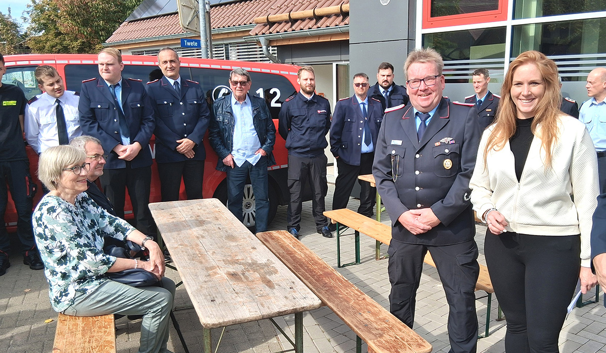 Bürgermeisterin Maren Kleinschmidt eröffnete das neue Feuerwehrgerätehaus in Barbecke mit Ortsbrandmeister Sven Cleve vor zahlreichen Gästen aus Politik, Wehr und Verwaltung.