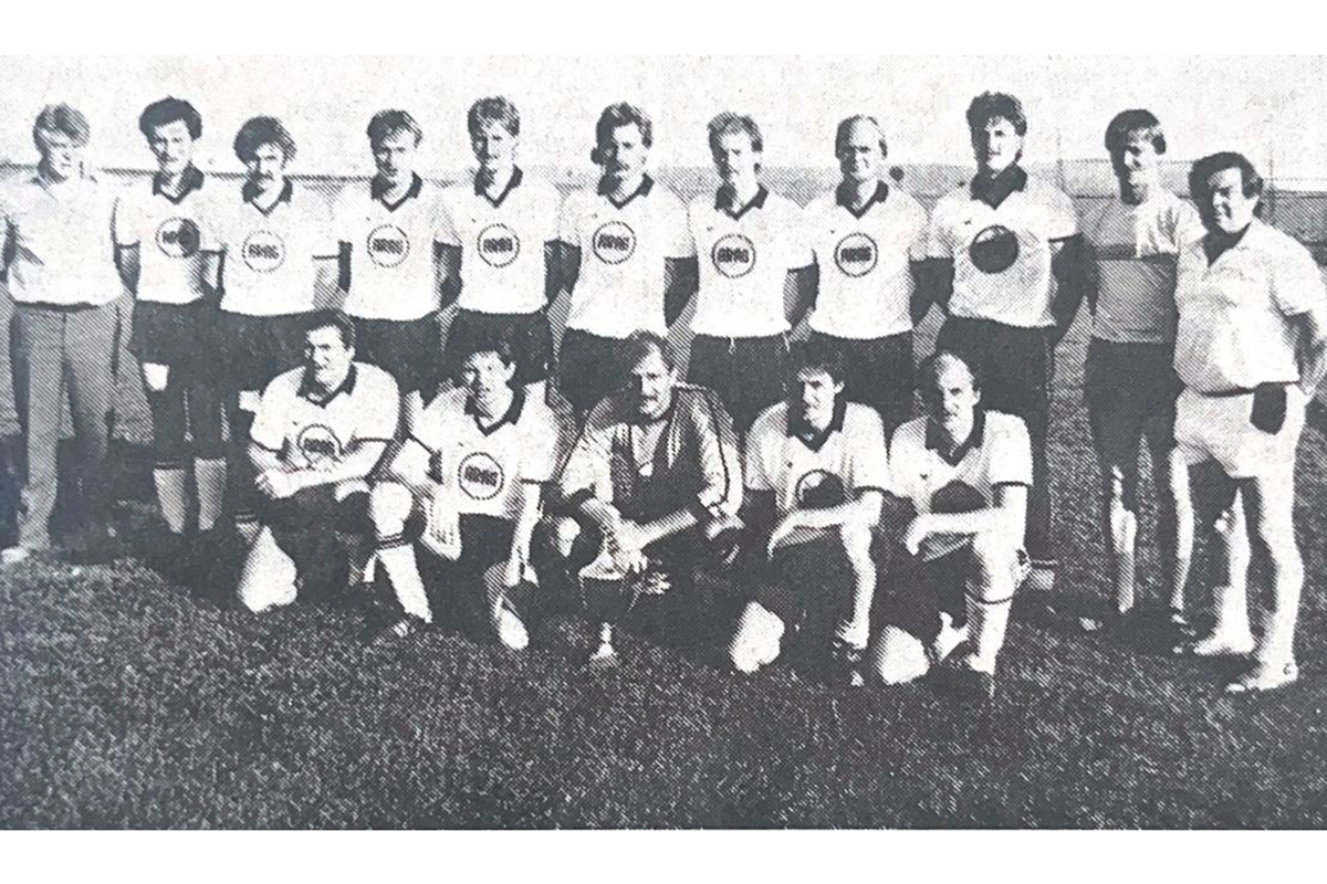 Die „Fußballhelden“ von 1986 mit dem Kreispokal