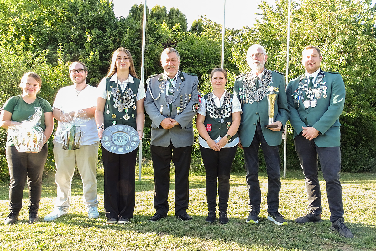 Könige 2026 (von links): Lea Vree, Danny Lennart Keune, Lara Foedke, Andreas Foedtke, Tamara Foedke, Bernd Pusch und Tobias Bruns.