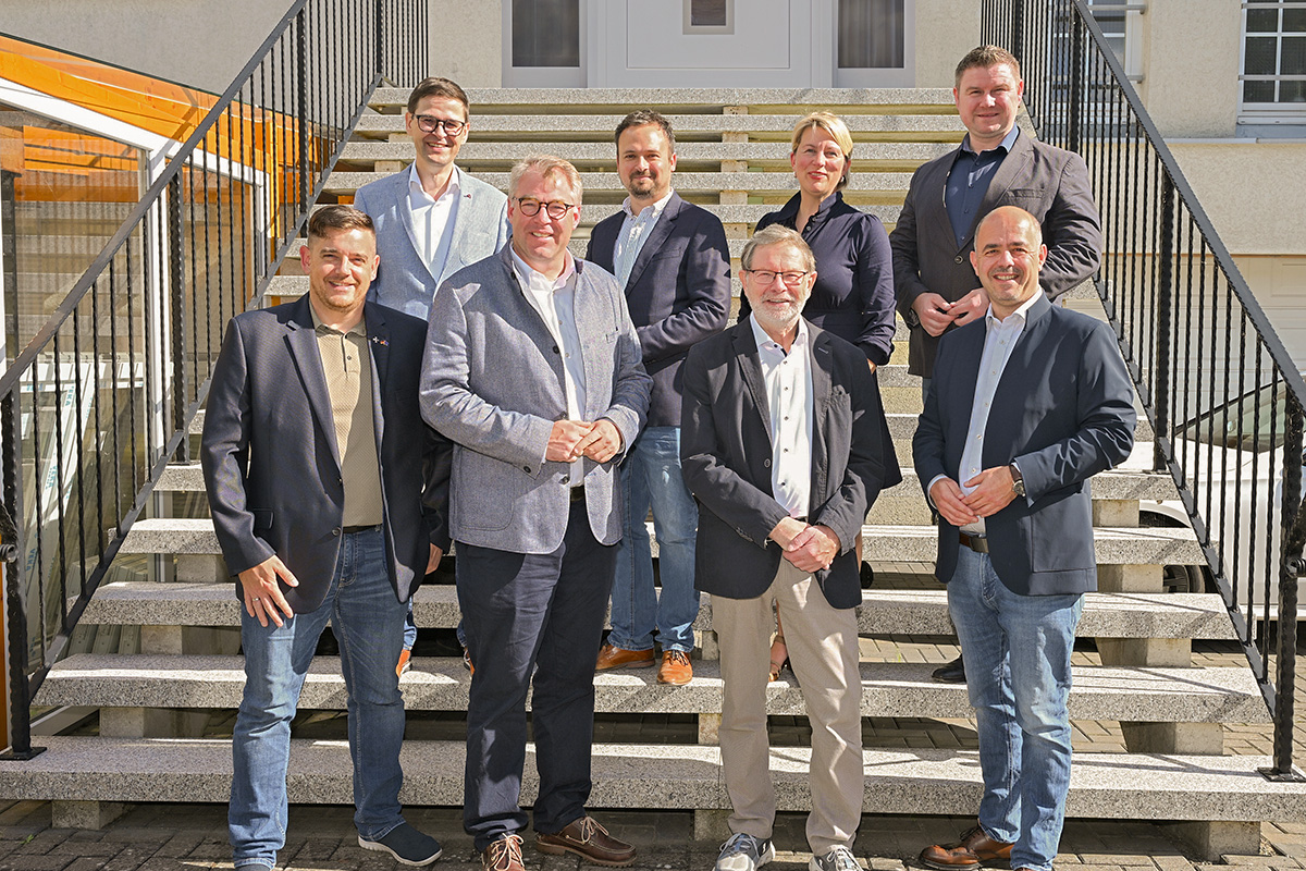 Tauschten sich in Nettlingen über zahlreiche kommunalpolitische und gesellschaftliche Themen aus (von links): Patrick Fölsch (Lengede), Oliver Kroll (Gleitz Verlag), Landratskandidat Carsten Lauenstein, Enrico Jahn (Vechelde), Karl-Heinz Gleitz, Manuela Schneider (Hohenhameln), Nils Neuhäuser genannt Holtbrügge (Ilsede) und Ingo Yazidi (Peine).