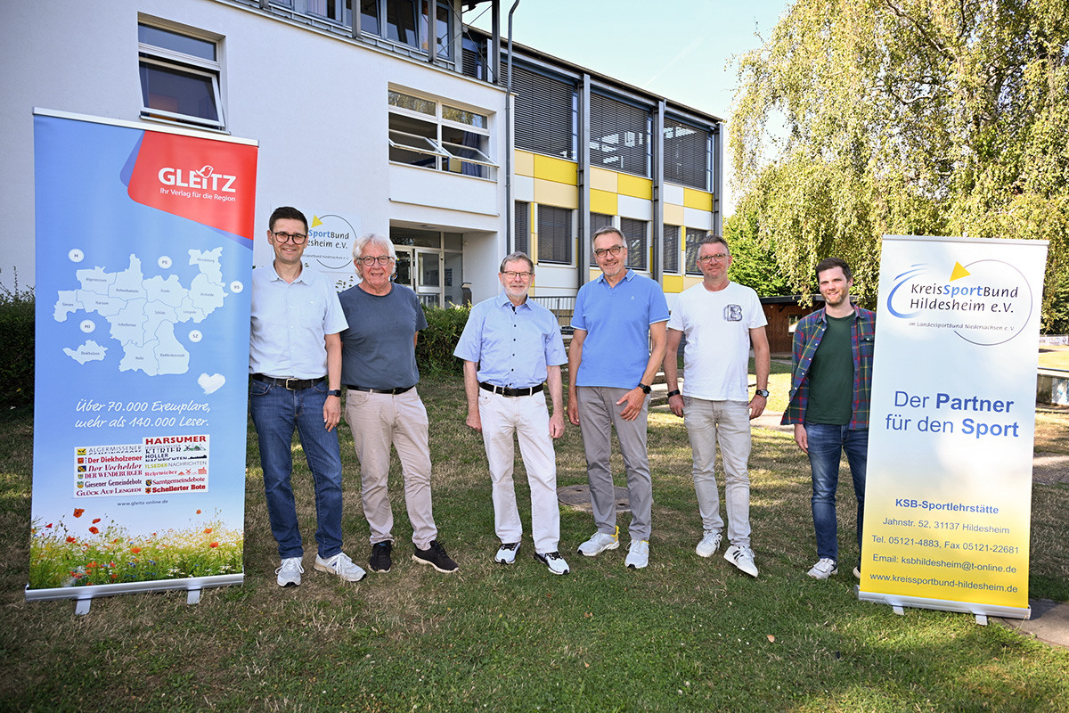 Gemeinsam für den Sport: Oliver Kroll, Claus Peter Elfers, Karl-Heinz Gleitz, Dr. Stefan Rössig, Dennis Münter und Tim Jäckel (von links) besiegeln die neue Medienpartnerschaft zwischen dem Kreissportbund Hildesheim und dem Gleitz Verlag.