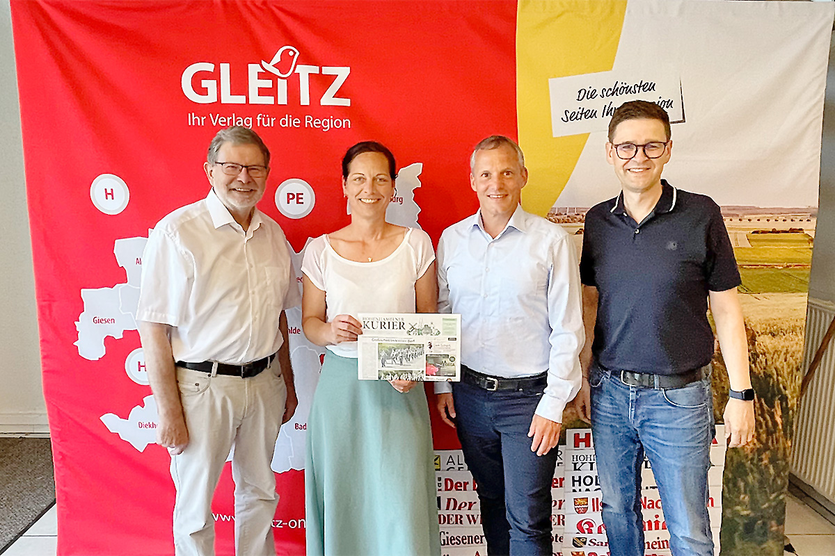 Zu Gast im Gleitz Verlag: SPD-Landratskandidatin Julia Semper und der Hohenhamelner SPD-Bürgermeisterkandidat Sebastian Hebbelmann tauschten sich mit Geschäftsführer Karl-Heinz Gleitz (links) und Technik- und Produktionsleiter Oliver Kroll (rechts) über Kommunalpolitik, Medien und die bevorstehenden Wahlen aus.