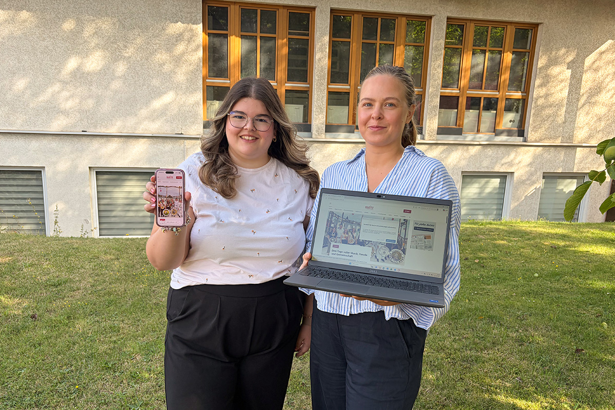 Daria-Sue Grabarek (links) und Julia Bartelt betreuen die neue Homepage des Gleitz Verlages und präsentieren die Startseite auf Laptop und Smartphone.