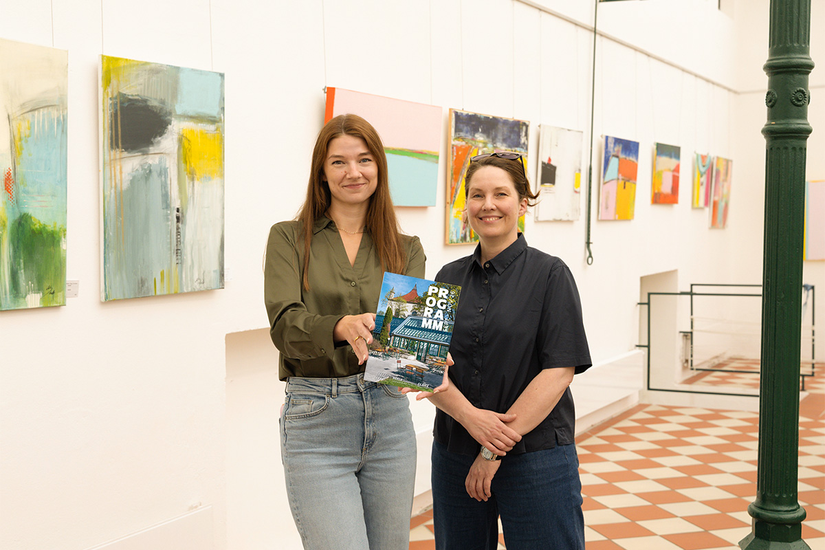 Kultur kommt ins Haus: Iris Königsdorff und Hannah Louisa Meißner (links) präsentieren das neue Programmheft des Glashauses Derneburg, das künftig zweimal jährlich mit den Holler Nachrichten an alle Haushalte in der Gemeinde Holle verteilt wird.