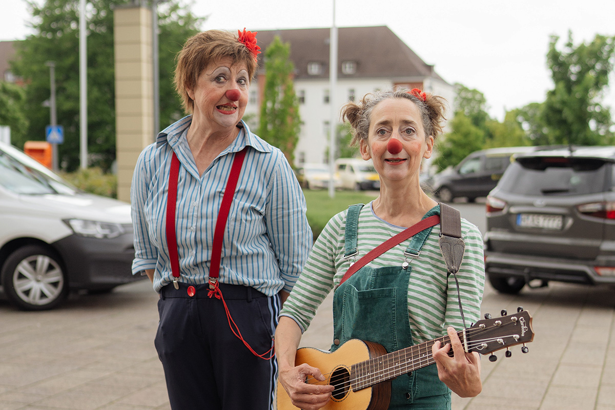 Die Clowninnen Petronella und Socke bedankten sich mit einem lustigen Ständchen für die Spende.  