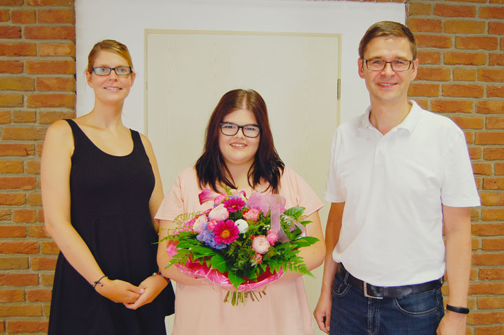 Technik- und Produktionsleiter Oliver Kroll (rechts) überreichte zusammen mit Ausbilderin Elena Franke (links) einen Blumenstrauß für die ausgelernte Mediengestalterin Daria-Sue Göhr. 