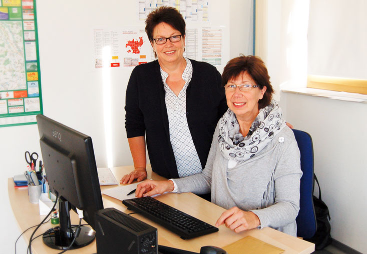 Martina Claus (rechts) und Birgit Hellmund koordinieren die Verteilung unserer Printmedien und halten zu den Austrägern und Transportunternehmen engen Kontakt.