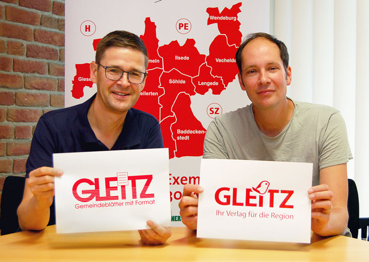Oliver Kroll und Tomas Linz mit dem alten und neuen Logo des Gleitz Verlages. Foto: Daria-Sue Göhr