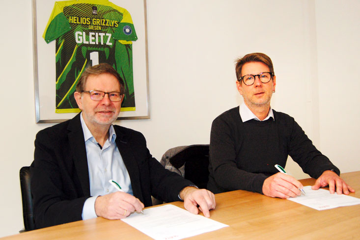 Geschäftsführer Karl-Heinz Gleitz (links) und Bürgermeister René Marienfeldt bei der Unterzeichnung der Vereinbarung in Nettlingen.