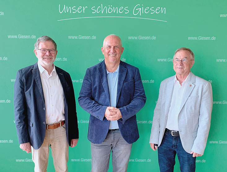 Das sieht richtig nach Teamarbeit aus. Auf die Zusammenarbeit bei der Herausgabe der Jubiläumsbroschüre für die Gemeinde Giesen  freuen sich (von rechts nach links): Horst Berger, Frank Jürges und Karl-Heinz Gleitz.         