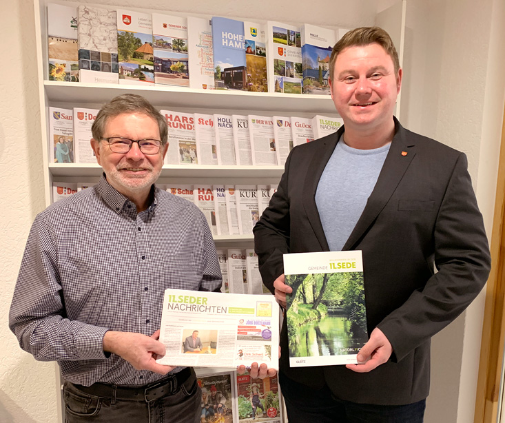 Karl-Heinz Gleitz und Nils Neuhäuser genannt Holtbrügge präsentieren die Ilseder Nachrichten und die Bürgerinformationsbroschüre im neuen Design.