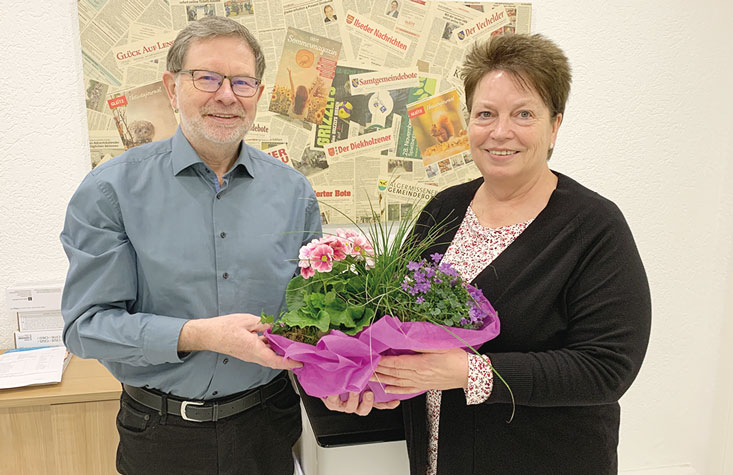 Karl-Heinz Gleitz dankte Birgit Hellmund für ihre 10-jährige Tätigkeit beim Gleitz Verlag.	