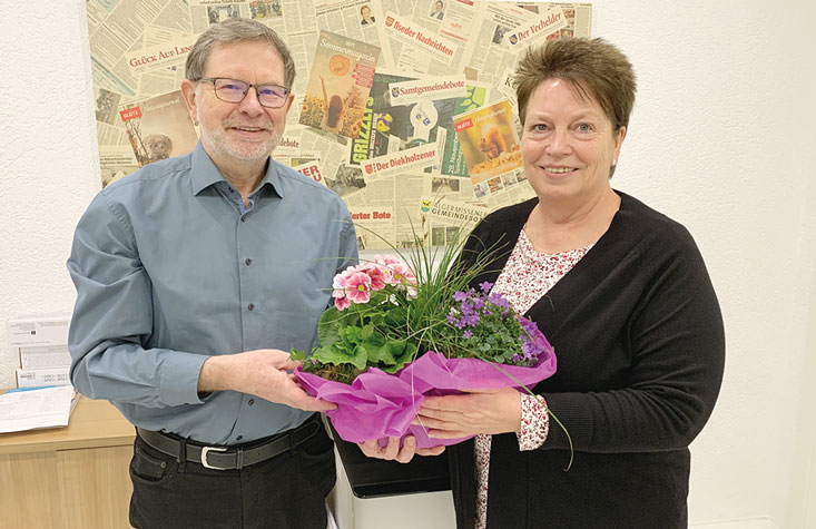Karl-Heinz Gleitz dankte Birgit Hellmund für ihre 10-jährige Tätigkeit beim Gleitz Verlag. Karl-Heinz Gleitz dankte Birgit Hellmund für ihre 10-jährige Tätigkeit beim Gleitz Verlag.