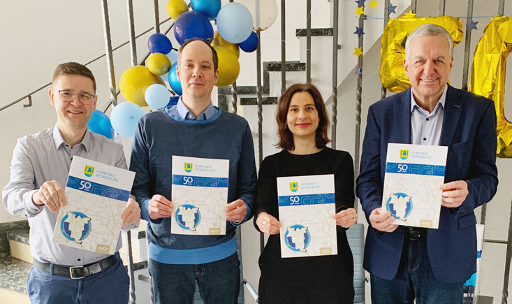 Oliver Kroll, Tomas Linz (beide Gleitz Verlag), Sabrina Schanz und Bürgermeister Gerd Albrecht präsentieren die Broschüre zum 50-jährigen Jubiläum der Gemeinde Wendeburg, die im Februar kostenlos an alle Haushalte verteilt wurde. Oliver Kroll, Tomas Linz (beide Gleitz Verlag), Sabrina Schanz und Bürgermeister Gerd Albrecht präsentieren die Broschüre zum 50-jährigen Jubiläum der Gemeinde Wendeburg, die im Februar kostenlos an alle Haushalte verteilt wurde.