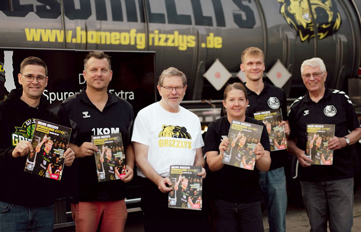 Oliver Kroll, Sascha Kucera, Karl-Heinz Gleitz, Vanessa Persson, Kapitän und Covermodel Jan Röling und Konrad Nave präsentieren die neue Ausgabe. Oliver Kroll, Sascha Kucera, Karl-Heinz Gleitz, Vanessa Persson, Kapitän und Covermodel Jan Röling und Konrad Nave präsentieren die neue Ausgabe.