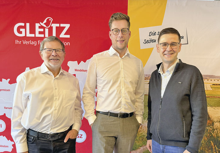 Karl-Heinz Gleitz (links) und Oliver Kroll (rechts) freuten sich sehr über das Interesse von Landratskandidat Christopher Gedeon an der Arbeit des Verlages. / Foto: Daria-Sue Grabarek