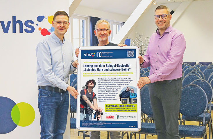 Freuen sich auf einen unterhaltsamen Abend mit Tobias Schlegl: Oliver Kroll (Gleitz Verlag), Michael Harms (safespaceforchange.de) und vhs-Geschäftsführer Sebastian Kurtz. / Foto: Benjamin Eisebitt