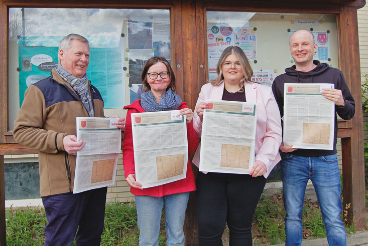 Gemeinsam für die Geschichte: Klaus-Dieter Spill, Bettina Förster-Wippermann, Daria-Sue Grabarek vom Gleitz Verlag und Marcel Giffey präsentieren die Artikelserie zur Dorfchronik (von links). Es fehlen Karen Winzer und Ute Gerken. Foto: Oliver Kroll
