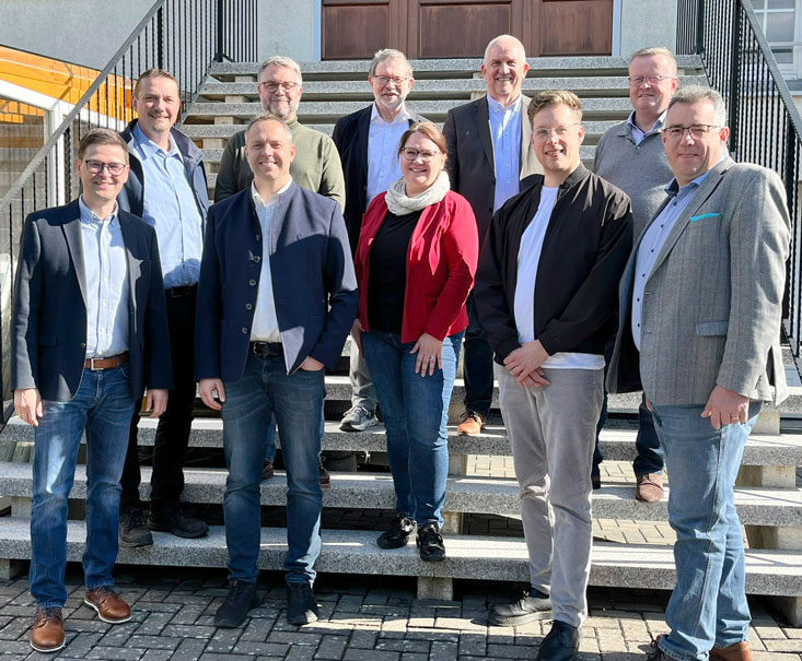 Die Besuchergruppe mit ihren Gastgebern (von links): Oliver Kroll (Gleitz Verlag), Matthias Nicht (Lamspringe), Falk-Olaf Hoppe (Holle), Fabian von Berg (Schellerten), Karl-Heinz Gleitz, Nina Ceglarek (Sibbesse), Frank Jürges (Giesen), Christopher Gedeon (Landratskandidat), Jörg Mumme (Algermissen) und Andreas Behrens (Alfred). Foto: Ines Gremmel