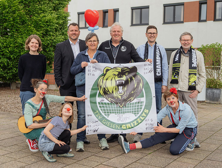 Bei der Bannerübergabe gab es ausnahmslos strahlende Gesichter. Von links: Maren Kohrs, Socke, Mina, Sascha Kucera, Marion Puchmüller, Ralf Köster, Oliver Kroll, Petronella und Karl-Heinz Gleitz. 